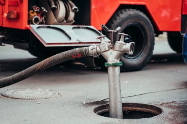 Technicien plombier débouche une canalisation à Toulon